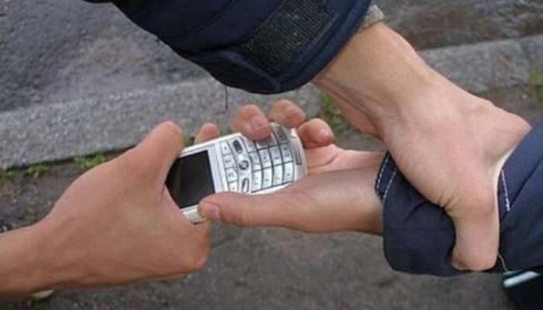 Грабитель отобрал телефон у жителя Жезказгана