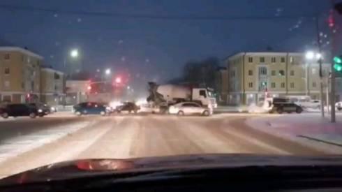 В Караганде на перекрестке водитель легковой машины врезался в бетономешалку