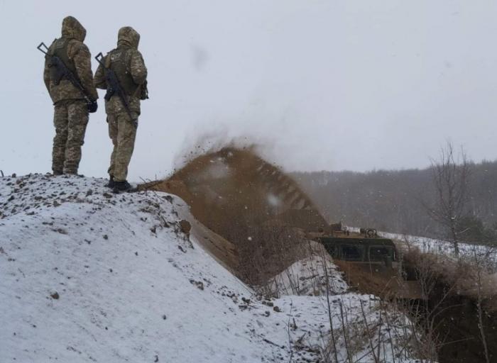 Пограничники показали, как роют окопы на границе для защиты от РФ