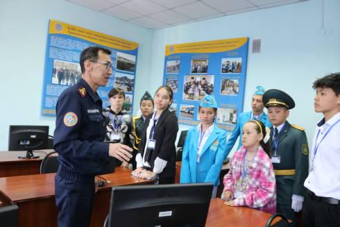 Карагандинские школьники с экскурсией побывали в Департаменте по ЧС