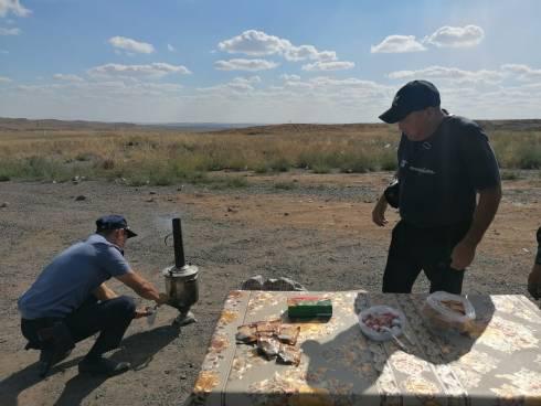 Полицейские Абайского района угощали на дороге водителей чаем из самовара