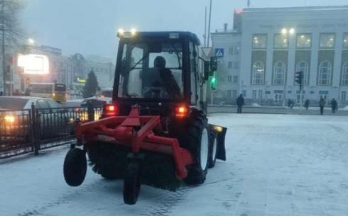 В Караганде появилась спецтехника для очистки тротуаров