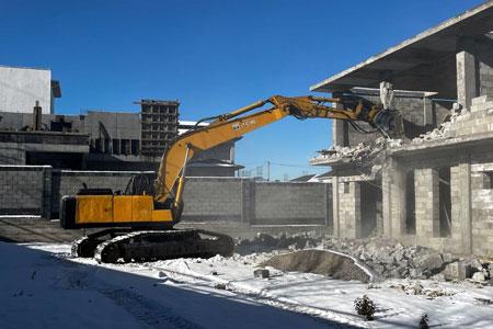 В Алматы снесли незаконно построенный таунхаус