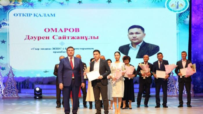 Аким Кызылординской области наградил лучших учителей
                30 декабря 2022, 23:03