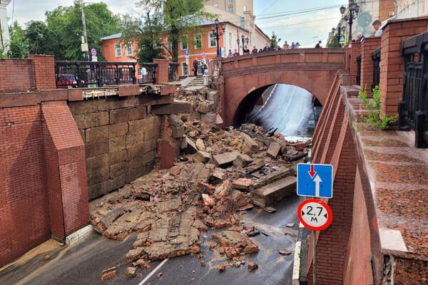 При обрушении пешеходного моста на фестивале в Ленобласти погиб один человек