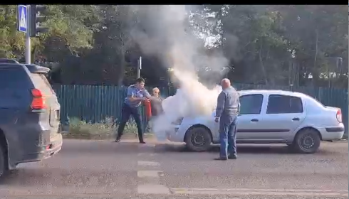 В Караганде полицейские помогли потушить загоревшуюся на дороге машину