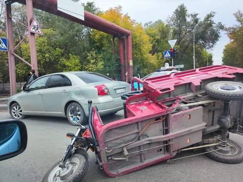 В Караганде на перекрестке перевернулся грузовой мопед