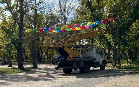 В Центральном парке Караганды создают фотозону из зонтиков